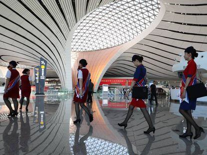 Azafatas chinas durante el primer día de la apertura del aeropuerto Daxing Internacional de Pekín