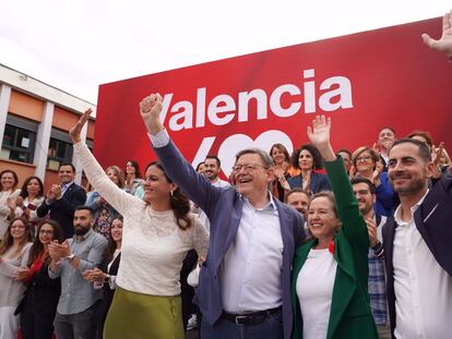 Ximo Puig, flanqueado por la la candidata socialista al Ayuntamiento de Valencia, Sandra Gómez, y la vicepresidenta Nadia Calviño. A la derecha, el secretario general del PPSV en la provincia de Valencia, Carlos Fernández Bielsa.