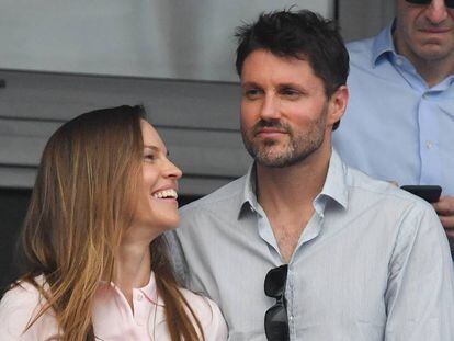 La actriz Hilary Swank y el empresario Philip Schneider, en un torneo de tenis en junio de 2018.