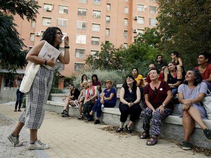 Recorrido por Vallecas para conocer la historia de las mujeres del barrio cerca de la Asociación de Vecinos de Palomeras Bajas en Vallecas.