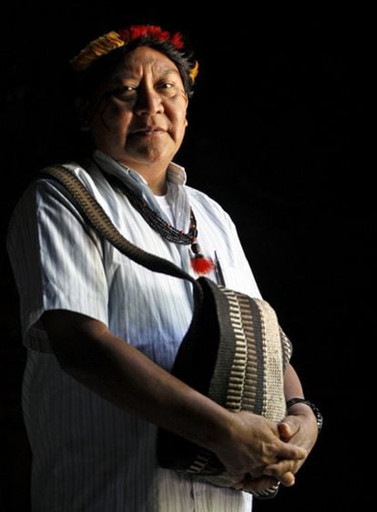 Davi Kopenawa, portavoz de los indígenas  yanomamis, en un salón de la Casa de América en Madrid.
