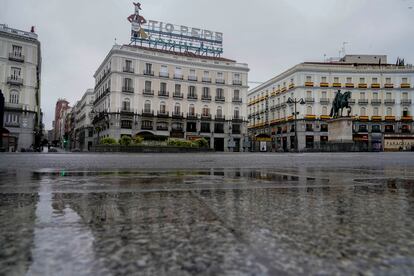 Mediodía en el kilómetro cero de la Puerta del Sol. / LUIS DE VEGA