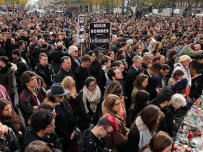 Minuto de silencio en la Plaza de la República de París.