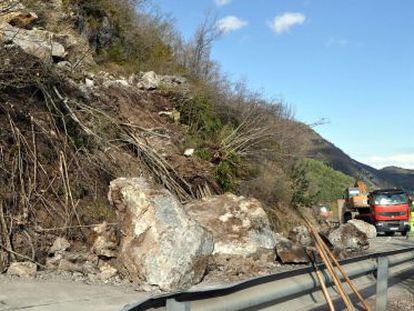 El desprendimiento de 100 toneladas de piedras bloquea la carretera N-260, a la altura del municipio leridano de Viu de Llevata (Lleida).