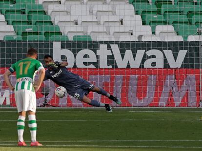 Soler bate de penalti a Bravo para hacer el empate.