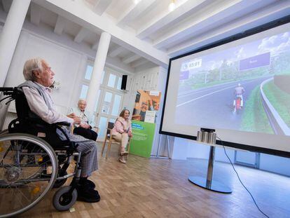 Un anciano juega en una residencia de mayores de Düsseldorf, en Alemania, a un simulador de conducción de una motocicleta, que maneja con los movimientos de sus manos. 