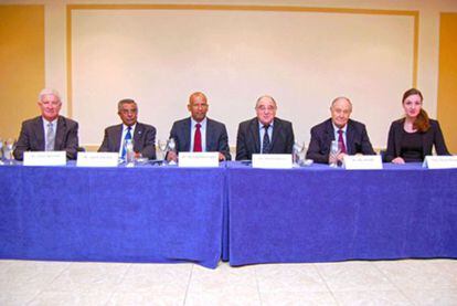 Los miembros de la Comisión Internacional de Verificación del alto el fuego de ETA.