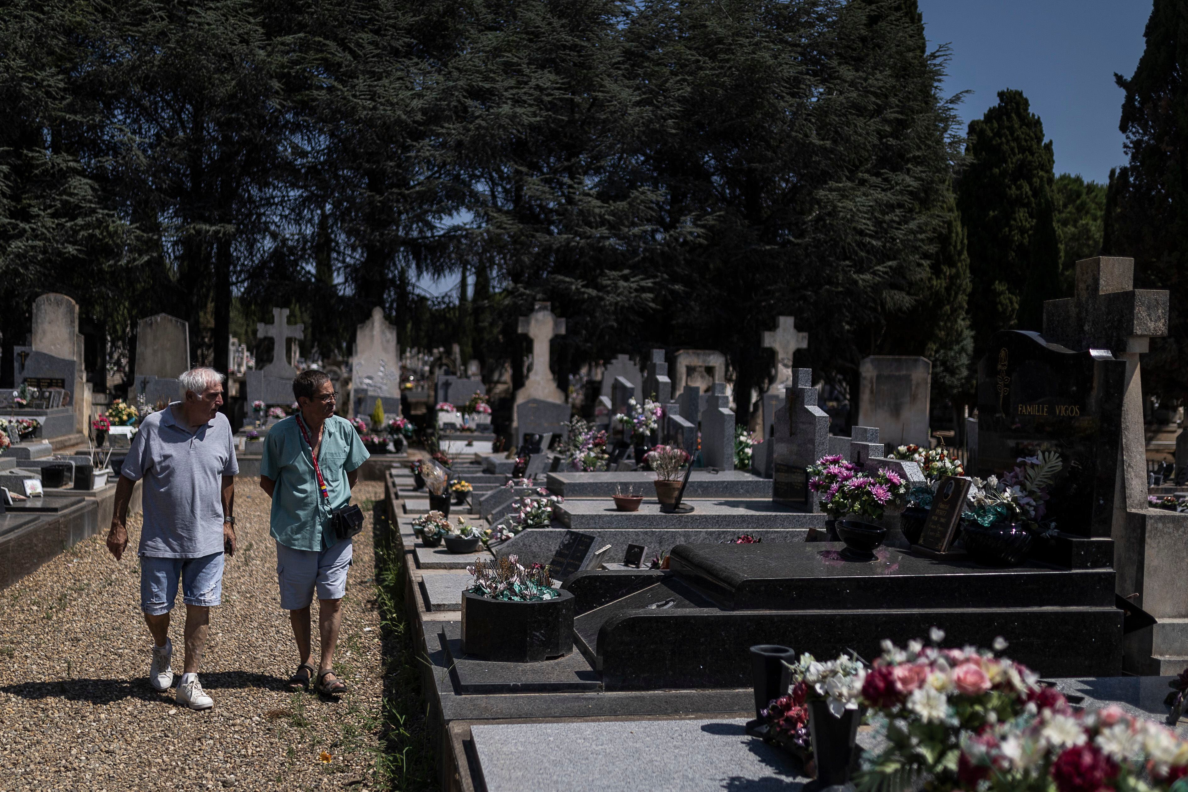 Pepito y Alain, hijo y sobrino de Ana Garbín Alonso, respectivamente, visitan la tumba familiar donde esta enterrada la miliciana, en el cementerio nuevo de Béziers.  