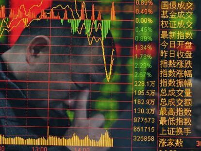 Un inversor en la Bolsa de Hong Kong