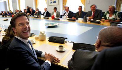 El l&iacute;der de los liberales de derechas, Mark Rutte, sonr&iacute;e en las oficinas de su partido, hoy en La Haya.