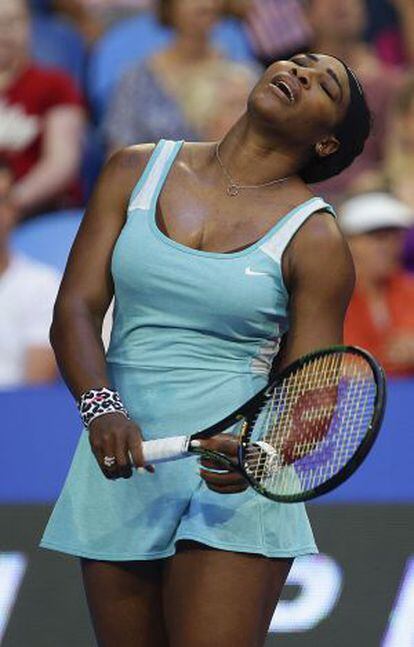 Serena se lamenta tras sufrir su primera derrota ante Bouchard.