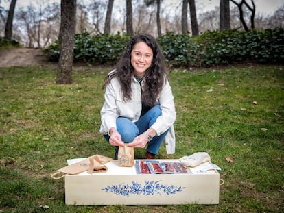 Irene Sánchez embolsa uno de los patés de SWGourmet sobre una de las cajas de jamón decoradas por su madre.