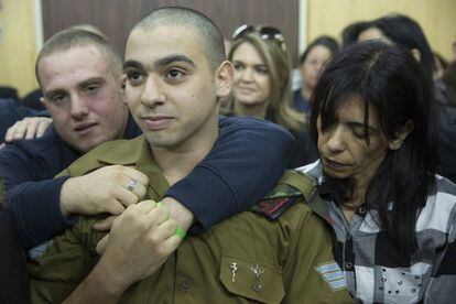 El soldado Elor Azaria, rodeado por su familia al escuchar el veredicto.
