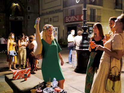 Varias turistas se reúnen en una calle del barrio del Born de Barcelona