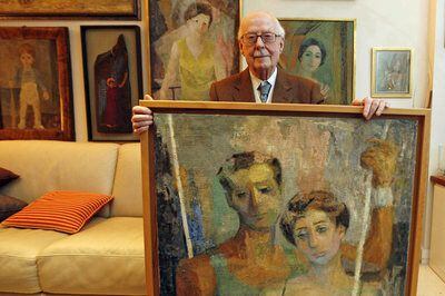 José Luis Turina muestra en casa uno de sus cuadros.