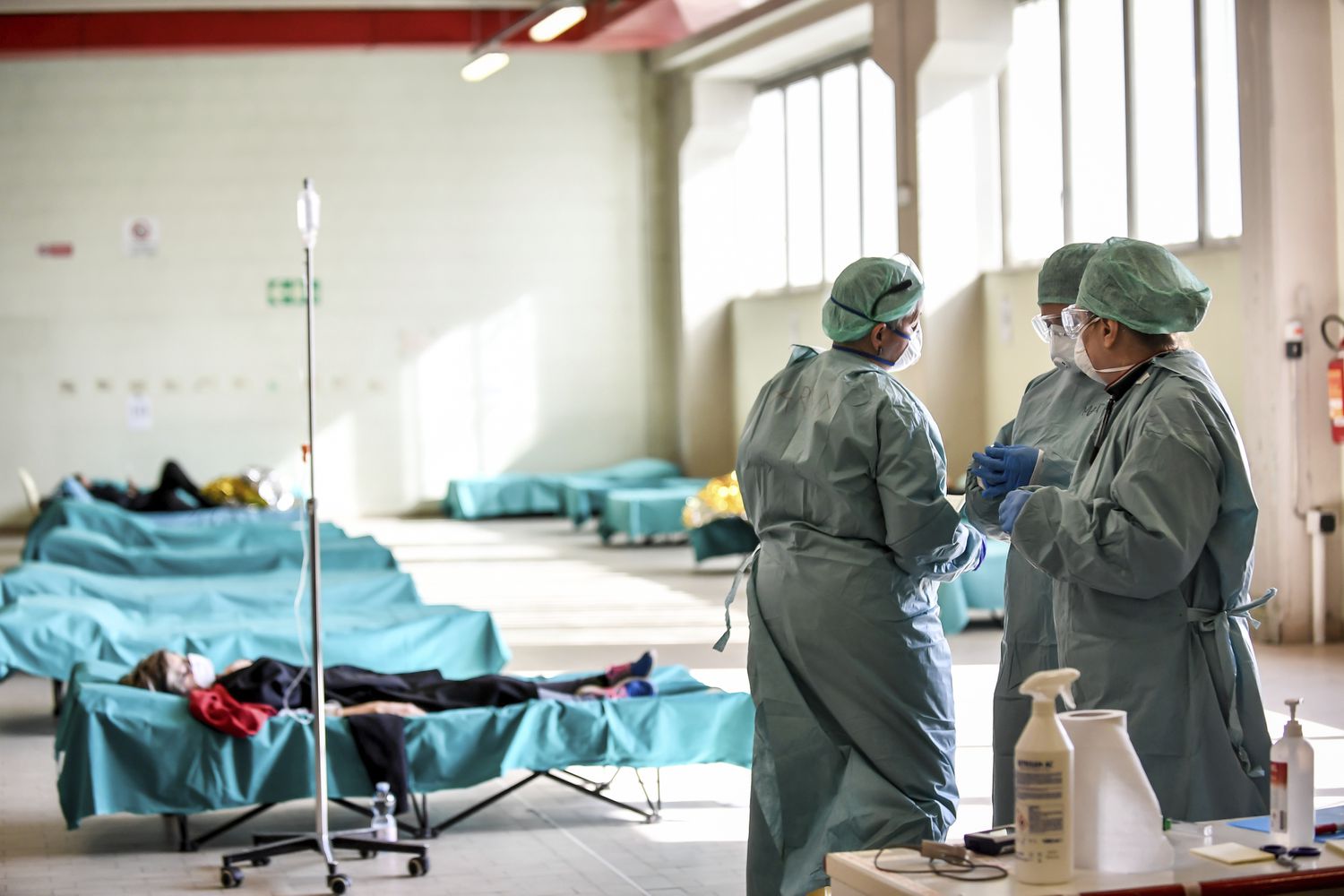 Personal médico en Brescia, Italia, en la mañana de este miércoles.