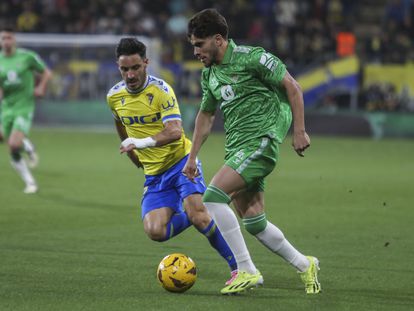 Abde controla el balón ante Iza, lateral derecho del Cádiz.