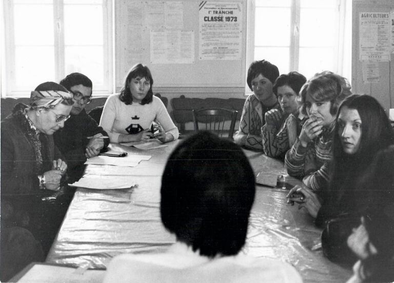 Jean-Pierre Barou, con gafas, con Simone de Beauvoir a su derecha, en 1973.
