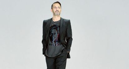 Marc Jacobs con una de las camisetas que ha diseñado para Hillary Clinton.