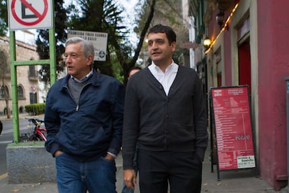 Andrés Manuel López Obrador con su hijo Andrés Manuel López Beltrán, en una imagen de archivo.