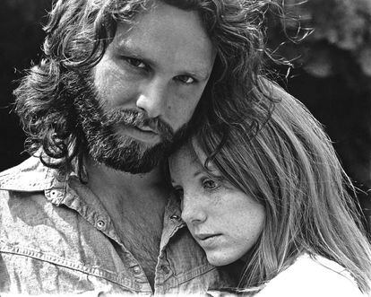 Jim Morrison y su novia, Pamela Courson, en 1969 en Hollywood Hills, Los Ángeles. 