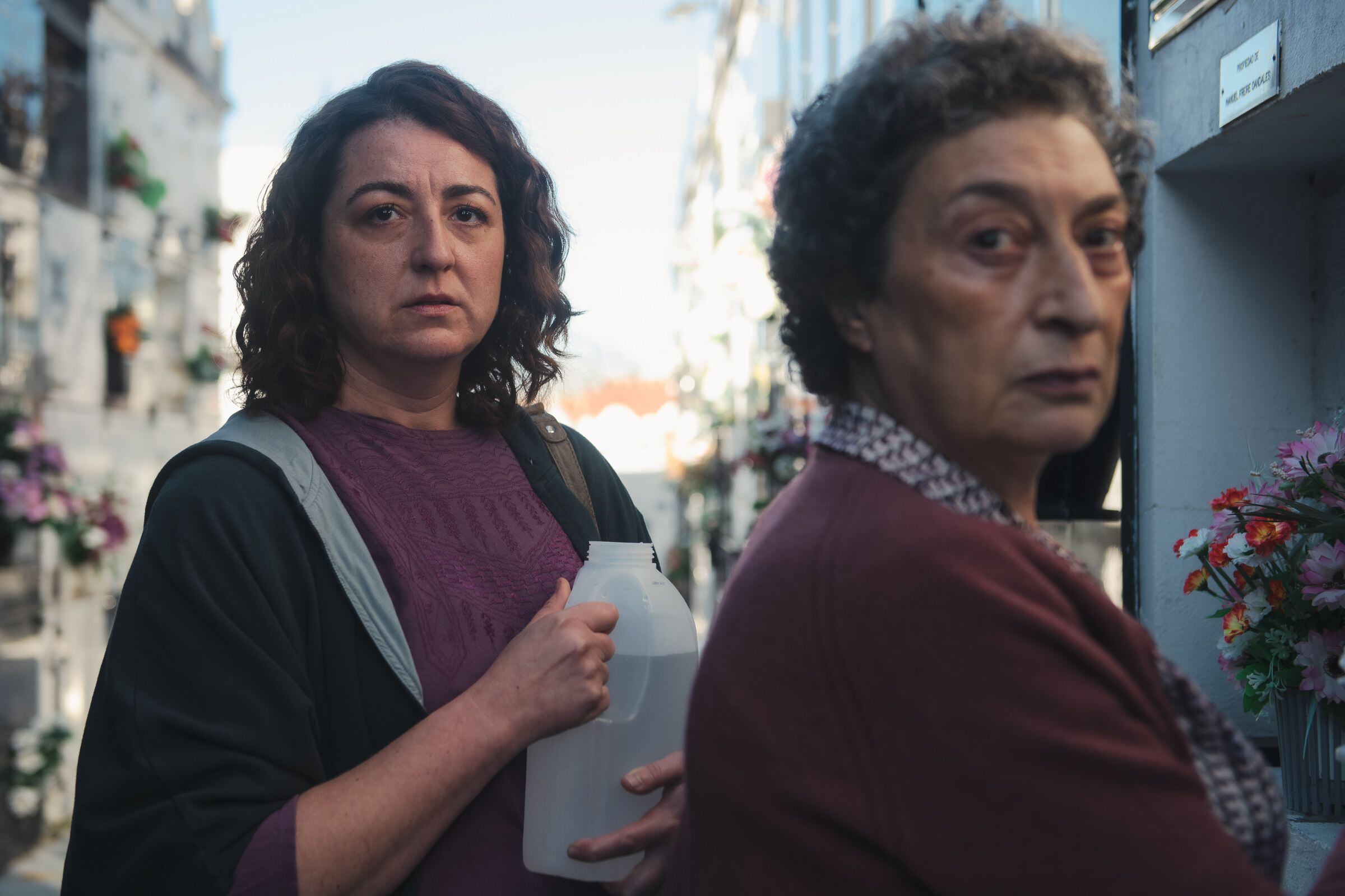Lucia Veiga, en segundo plano, como Norma y Berta Ojea, como su madre, en una escena de 'Rapa'.