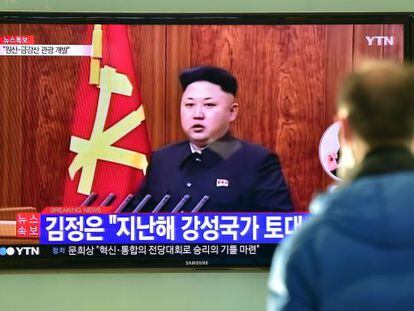 Un home observa a Seül el missatge de Kim Jong-un.