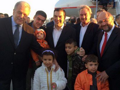 Avramapoulos, Tsipras y Schulz, con refugiados en Atenas.