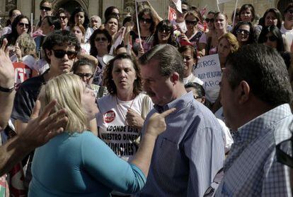 Una trabajadora de Macrosad se encaraba ayer con un concejal del PP durante la protesta.