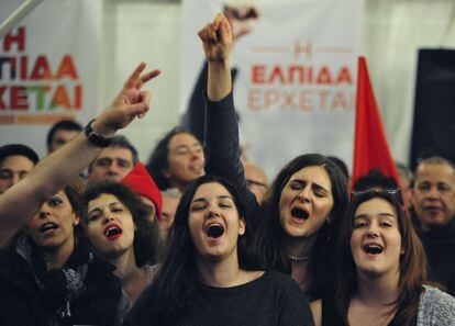 Un grupo de jóvenes celebra la victoria del partido del líder Alexis Tsipras en Atenas.