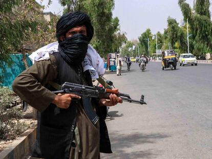 Talibanes patrullan las calles de Kandahar este jueves durante la celebración del 102º aniversario de la independencia de Afganistán.