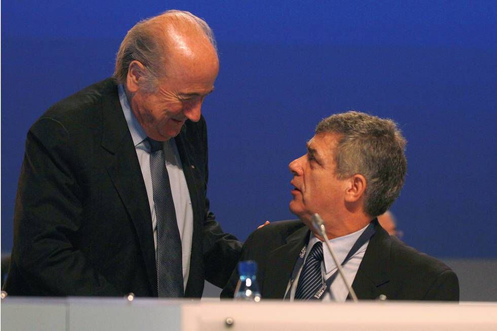 Con el defenestrado presidente de la FIFA Joseph Blatter, en una imagen de 2010.