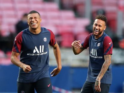 Mbappe y Neymar ríen durante el entrenamiento previo a la final.