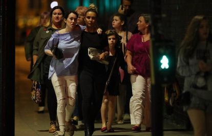 Un grup d'assistents al concert d'Ariana Grande surten del Manchester Arena després de l'explosió.