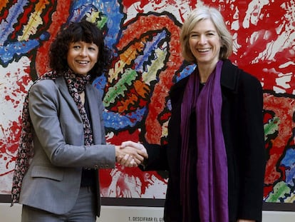 Las científicas estadounidense Jennifer Doudna (a la derecha) y la francesa Emmanuelle Charpientier, ganadoras del Premio Nobel de Química por desarrollar la técnica de edición genómica CRISPR/Cas9.