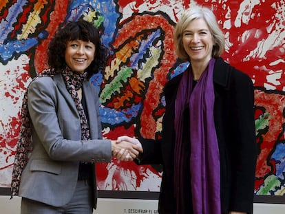 Las científicas estadounidense Jennifer Doudna (a la derecha) y la francesa Emmanuelle Charpientier, ganadoras del Premio Nobel de Química por  desarrollar la técnica de edición genómica CRISPR/Cas9.