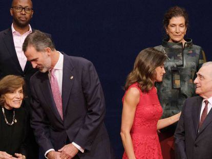 De izquierda a derecha, la bióloga Sylvia A. Earle, el Rey Don Felipe, la Reina Doña Letizia y el cineasta Martin Scorsese / En vídeo, resumen de cómo fue la ceremonia de los Premios Princesa de Asturias 2018 (ATLAS)