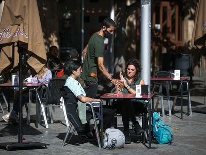 Imagen de archivo de una terraza de la Rambla.