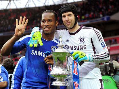 Drogba y Cech, con la Copa Inglesa de este año.