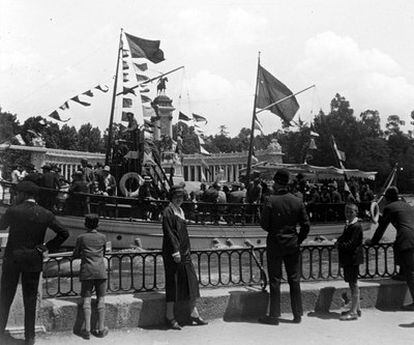 Botadura del barco de vapor <i>España</i>, en el Retiro, con Emmy en el centro (1927).