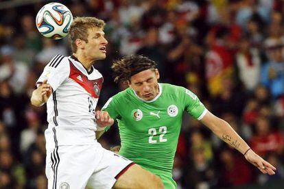 Müller cabecea el balón ante Mostefa