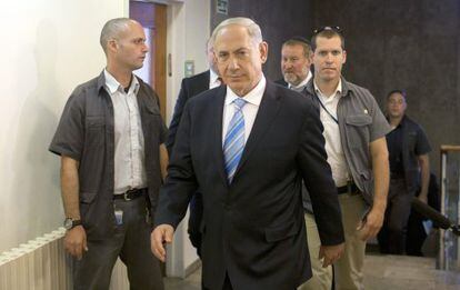 Benjam&iacute;n Netanyahu se dirige al consejo de ministros en el que se aprob&oacute; la segunda liberaci&oacute;n de presos palestinos. 