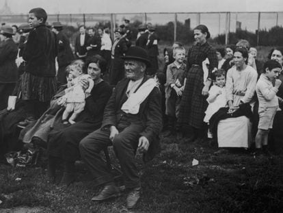Emigrantes irlandeses e italianos en la isla de Ellis en Nueva York, en torno a 1920.