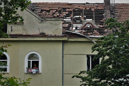 W wyniku ataku uszkodzony został dach budynku. 