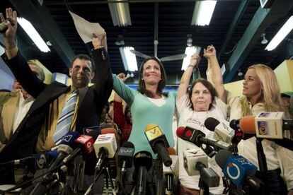 El presidente del partido político Copei, Roberto Enríquez, María Corina Machado, Mitzy Capriles y Lilian Tintori, este lunes en Caracas.