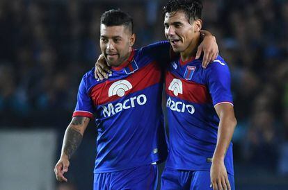 Pérez Acuña y Lucas Janson, tras un partido de Tigre.