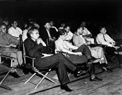 Una charla dentro del marco del Proyecto Manhattan, entre el público se puede ver a Robert Oppenheimer, director científico.