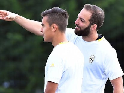 Higuaín charla con Dybala.