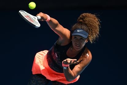 Osaka sirve durante la semifinal contra Serena Williams, el jueves en Melbourne.