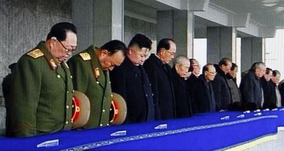 Kim Jong Un, tercero por la izquierda y el jefe de Estado de facto, Kim Yong-nam, cuarto por la izquierda, en un momento de silencio durante el memorial. 